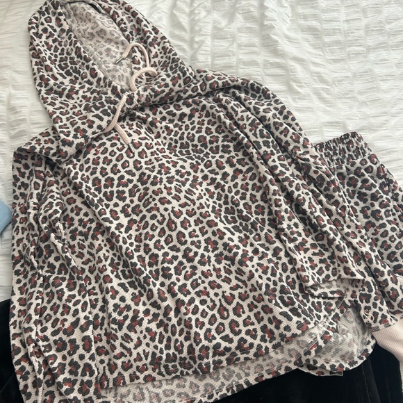 Victoria's Secret Animal Print Pjs - Picture 4 of 6